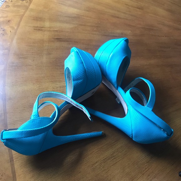 BCBG platform high heel peep toe - Picture 5 of 9